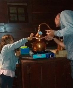 Taller de destilación de plantas aromáticas